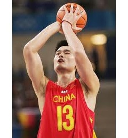El baloncesto llega a china.  Se limita el terreno de juego y se adopta un balón propio para el baloncesto.
