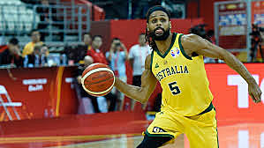 Se introduce el baloncesto en Australia.  Se prohíbe encestar después de dribling.