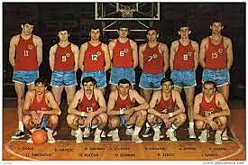 Se introduce el baloncesto en Yugoslavia.  Se distngue en las penalizaciones las violaciones y la falta personal.