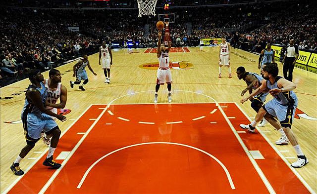 A partir de las 10 faltas por equipos en cada tiempo se da el derecho de realizar dos lanzamientos de tiro libre.