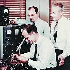 JOHN BARDEEN, WILLIAM SHOCKLEY Y  WALTER BRATTAIN
