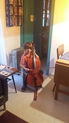 Tocando el chelo