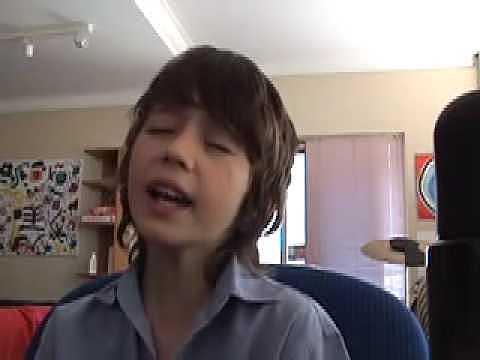 Sube su primer video a Youtube cantando