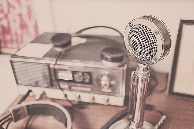 Realiza experimentos con la radio.