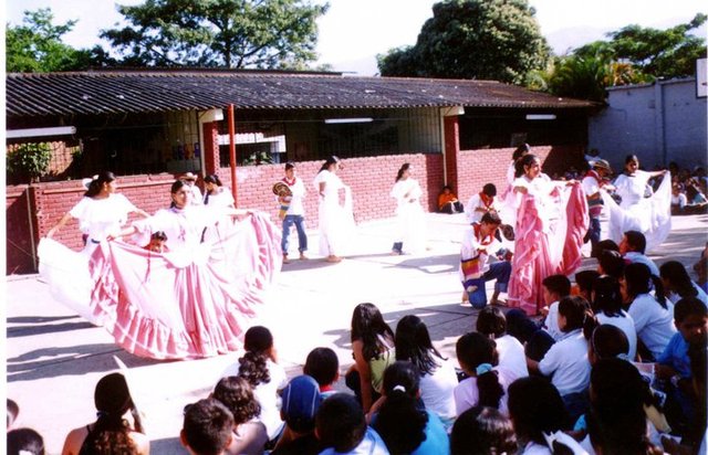 primeros bailes folcloricos en las izadas de bandera