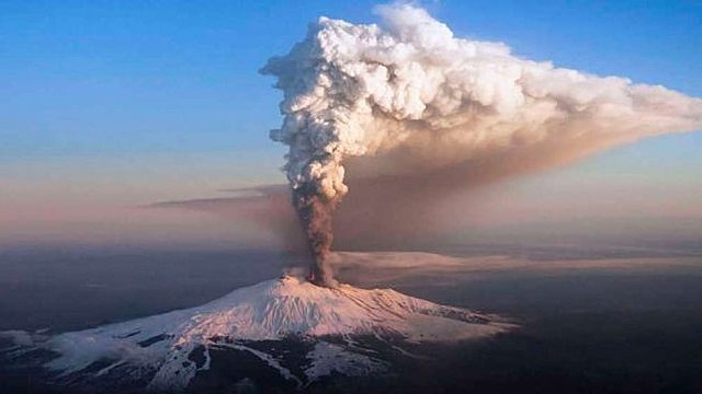 Entra en erupció el volcà més actiu d'Europa