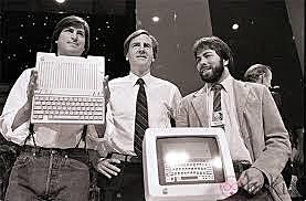 STEVE JOBS, STEVE WOZNIAK, MIKE MARKKULA Y OTROS AMIGOS FUNDAN APPLE