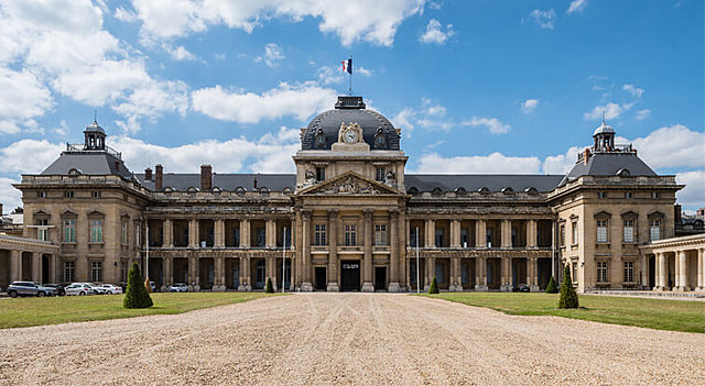 Ascenso de las academias reales.