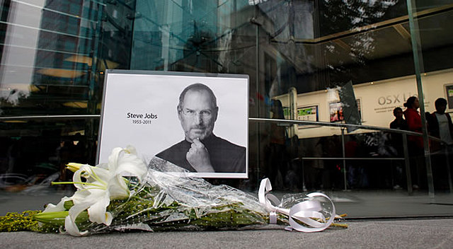 Steve Jobs dies