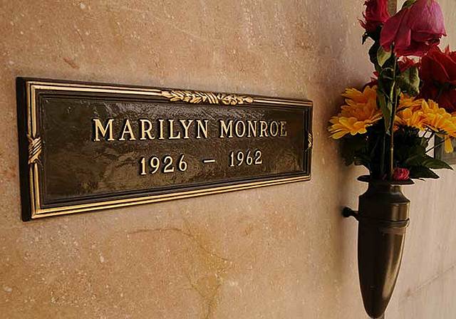 MARILYN MONROE DIES