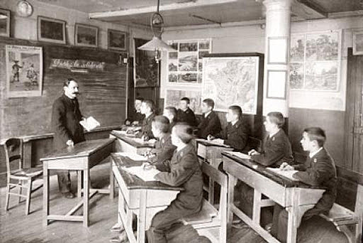 Ouverture de la première école publique pour Sourds à Paris.