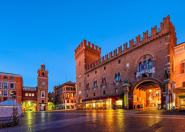Passa al servizio del Duca Alfonso II a Ferrara