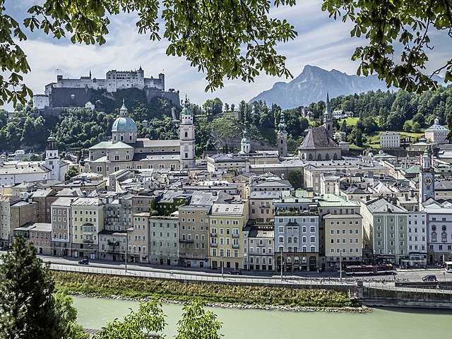 Austria renuncia a sus aspiraciones territoriales en España.