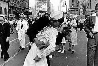 BESO EN TIMES SQUARE