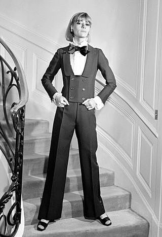 Esmoquin como vestuario femenino