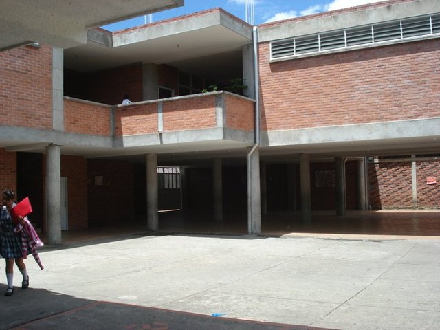 Segundo piso de salones parte 2.