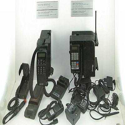 Timeline: Primer mòbil amb GSM (Global System for Mobile Communications, en català Sistema Global per a les Comunicacions Mòbils). Això suposaria entrar en la segona generació o 2G (senyals de ràdio digitals).