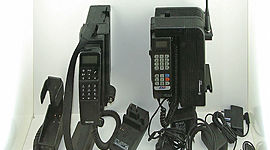 Timeline: Primer mòbil amb GSM (Global System for Mobile Communications, en català Sistema Global per a les Comunicacions Mòbils). Això suposaria entrar en la segona generació o 2G (senyals de ràdio digitals).