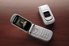 Primer telèfon mòbil amb tecnologia 3G.