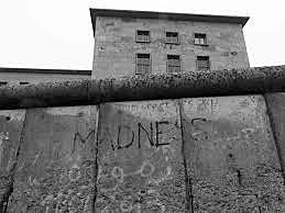 De kommunistiske partiene må gi fra seg makten. Berlinmuren rives