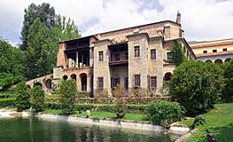 Carlos I abdica en su hijo Felipe y en su hermano Fernando. Se retira al monasterio de Yuste, donde muere 1558.