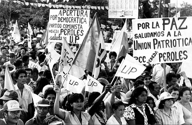 De los "Acuerdos de La Uribe" nace la Unión Patriótica (UP), del que unos 4.000 militantes fueron exterminados.