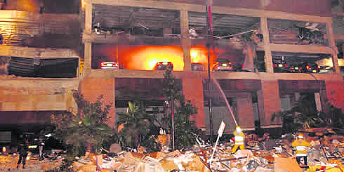 Atentado terrorista en el club El Nogal de Bogotá deja 36 muertos y más de 170 heridos.