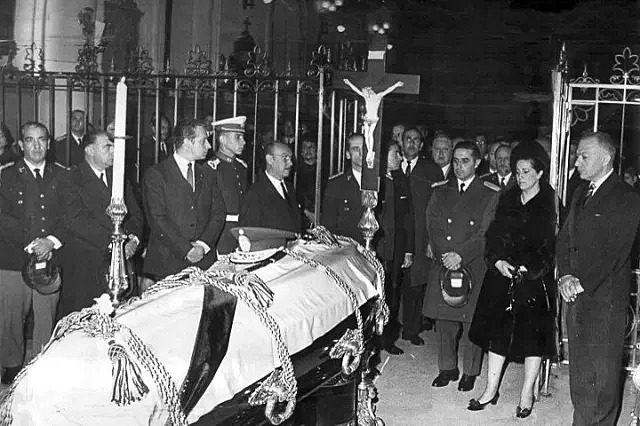 después del asesinato de Aramburu, el general R. Levingston reemplazó a Onganía.