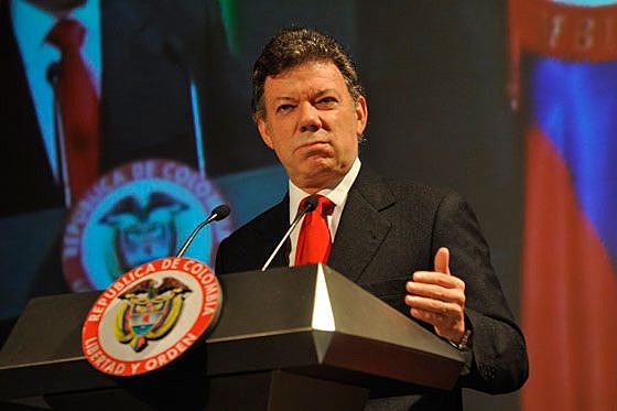 El presidente Juan Manuel Santos anuncia acercamientos para entablar diálogos de paz con las FARC.