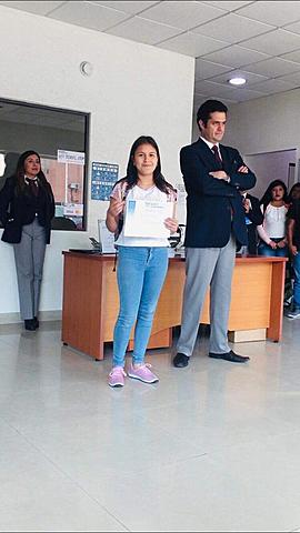 Recibí el reconocimiento a mejor alumna