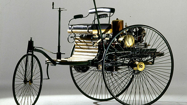 Primer automóvil de la historia.