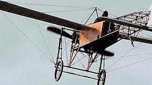 Avión de madera y tela