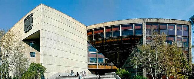 Después de muchos años de trabajo, se inaugura la Biblioteca Nacional.