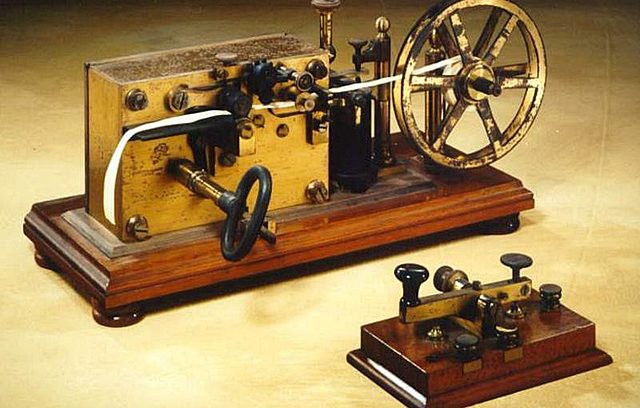 Se expide un reglamento de la Ley Orgánica del Cuerpo Diplomático Mexicano, cuyo artículo 26 recomienda la mayor economía en la utilización de la comunicación telegráfica.