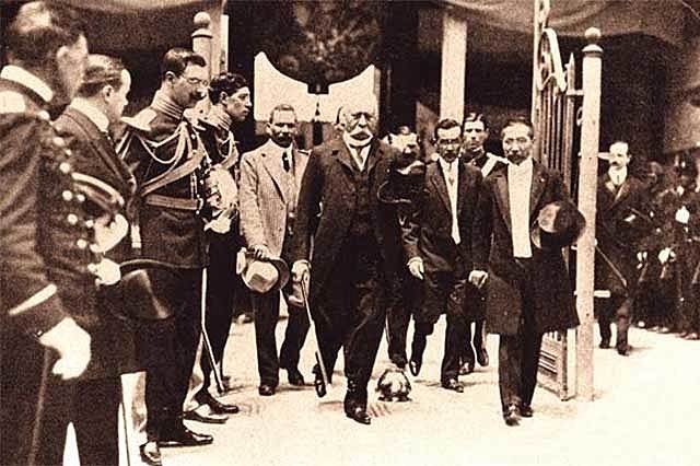 Porfirio Díaz toma posesión de la presidencia, y se adornan los edificios públicos.