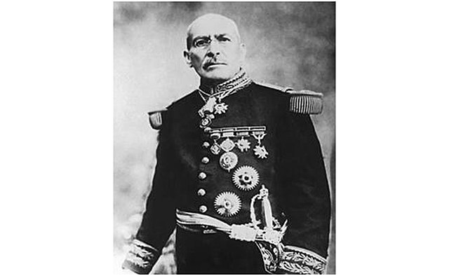 Victoriano Huerta toma la jefatura.