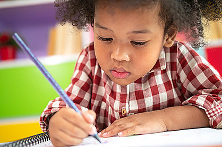 À l'école la petite garde en maternelle