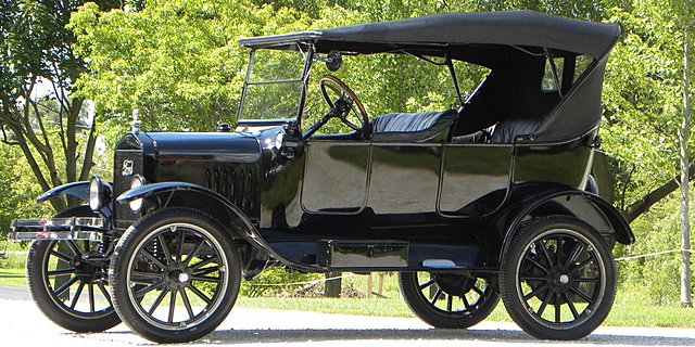 Henry Ford comenzó a producir automóviles en serie de su modelo Ford T