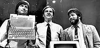 Steve Jobs, Steve Wozniak, Mike Markkula fundan Apple.