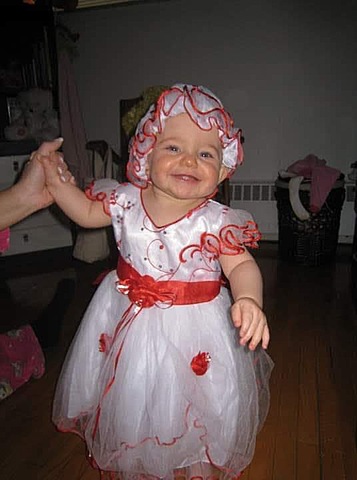 Regardez ma nouvelle robe j'ai environ dix-huit mois.