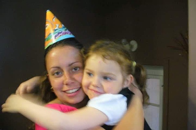 Un gros câlin à ma tante Josée lors de mon quatrième anniversaire