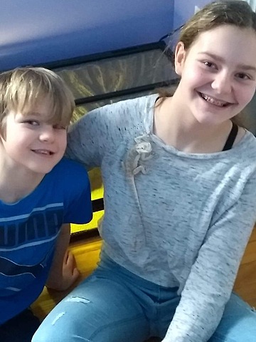 Mon frère et moi avec un nouveau membre de la famille. Voici Luchia