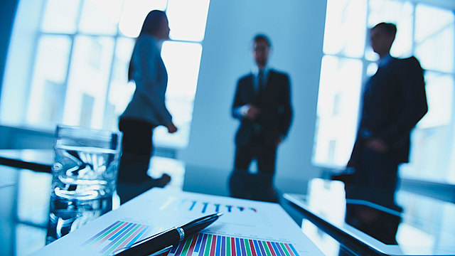 El pequeño comercio sale afectado al no poder competir con grandes empresas multinacionales.