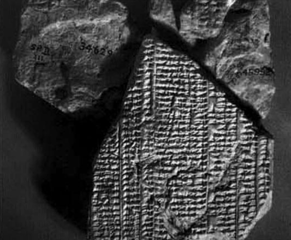 tablilla que corresponde a cantidades empleadas  para  calcular  la  posición  del planeta  en  el  cielo.