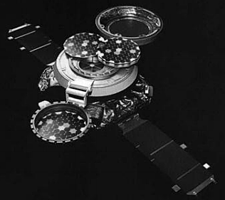 Japón  lanzó una pequeña sonda lunar, Hagoromo, que se separó de una sonda mayor, Hiten, que permanecía en órbita terrestre.