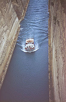 construcción de una red vial de carreteras y de canales navegables.