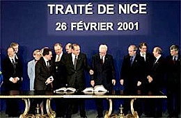 Firma del Tratado de Niza, que entra en vigor el 1 de febrero de 2003.