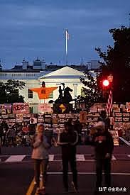 Herbert Hoover wins election as President of the United States with an Electoral College victory, 444 to 87 over Democratic candidate Alfred E. Smith, the Catholic governor of New York.