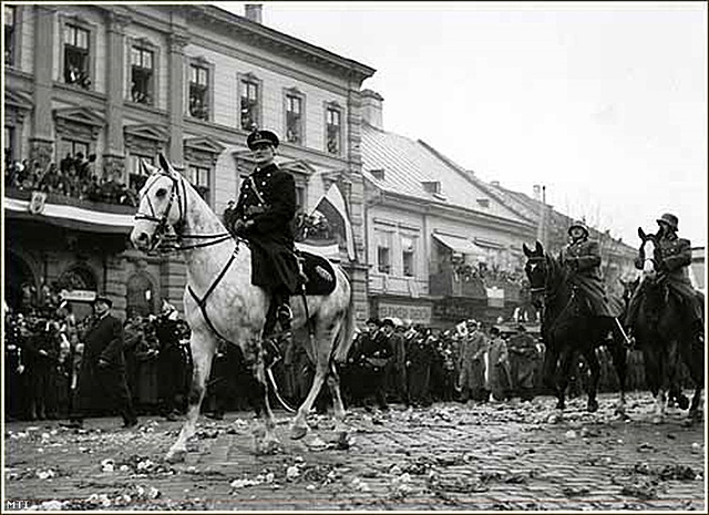 Horthy arrived to Pest on the back of a white horse