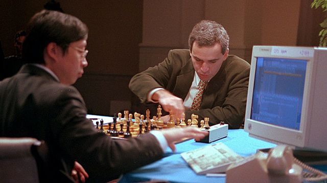 1 de mayo de 1997 una máquina lucha contra un hombre y gana en ajedrez.